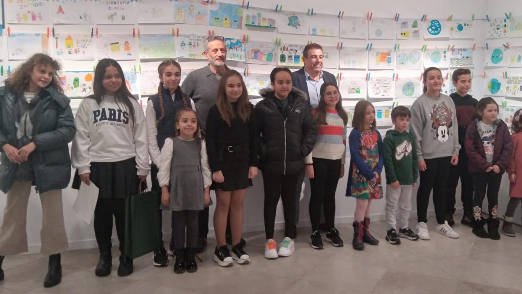Entrega de premios en el Concurso dibujo sobre resiudos