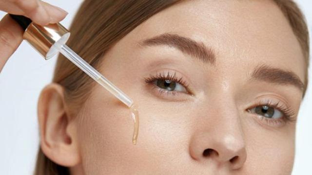 Los tratamientos con sérum pueden ayudar a detener el envejecimiento de la piel.