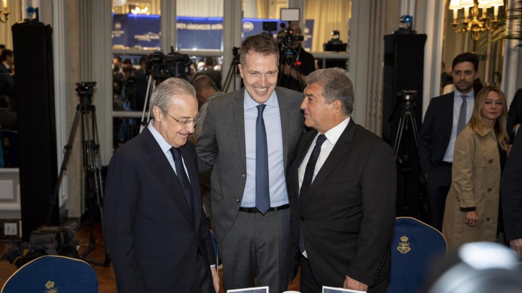 Florentino Pérez, presidente del Real Madrid, Bernd Reichart, CEO de A22 Sports Management, y Joan Laporta, presidente del FC Barcelona, en el acto organizado por Nueva Economía Fórum sobre la Superliga europea de fútbol
