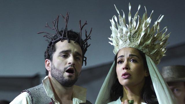La soprano Nadine Sierra (Amina) y Xabier Anduaga (Elvino) en la representación de 'La Sonnanbula', de Vincenzo Bellini.