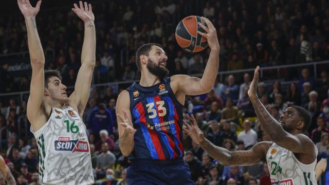 Nikola Mirotic, ante Georgios Kalaitzaki y Dwayne Bacon durante el Barça - Panathinaikos de la Euroliga 2022/2023