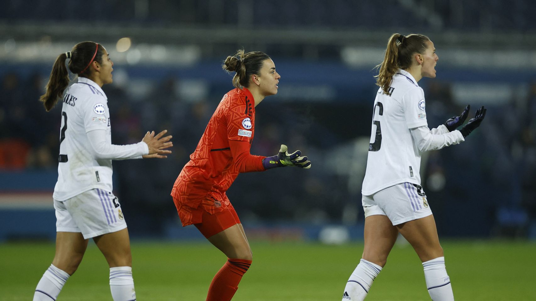 Kenti Robles, Misa Rodríguez y Sandie Toletti, protestando una jugada en el PSG - Real Madrid Femenino