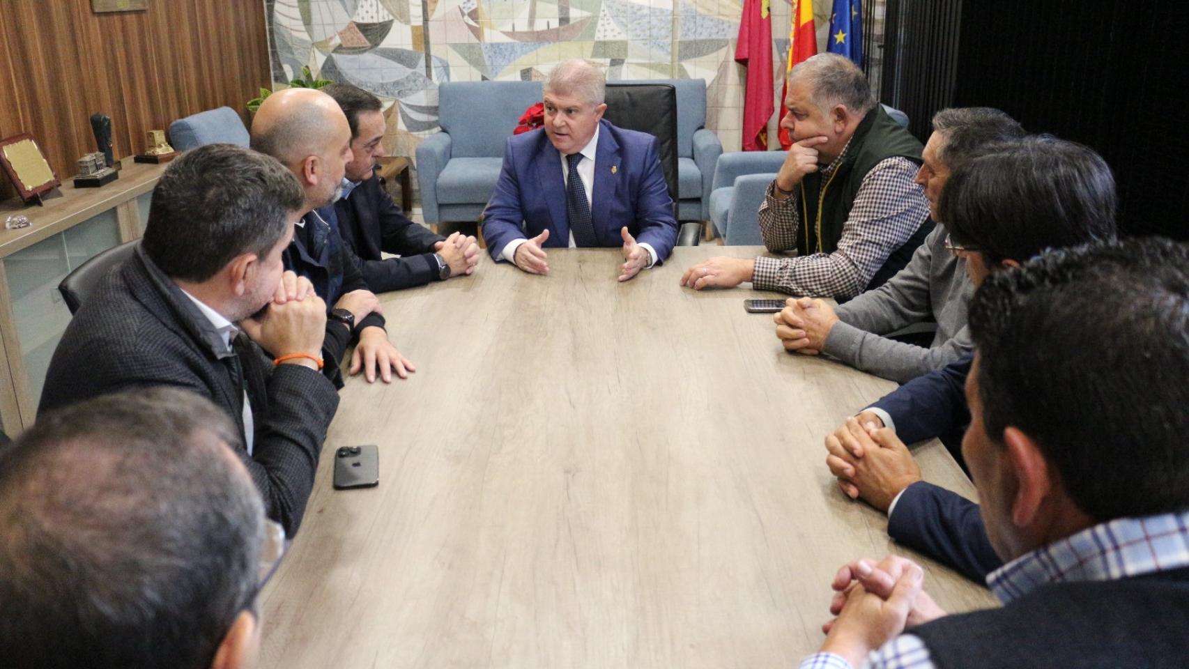El delegado del Gobierno y secretario general del PSOE en Murcia, José Vélez, este viernes, en una reunión que ha mantenido con los regantes del Scrats y organizaciones agrarias en defensa del Trasvase Tajo - Segura.