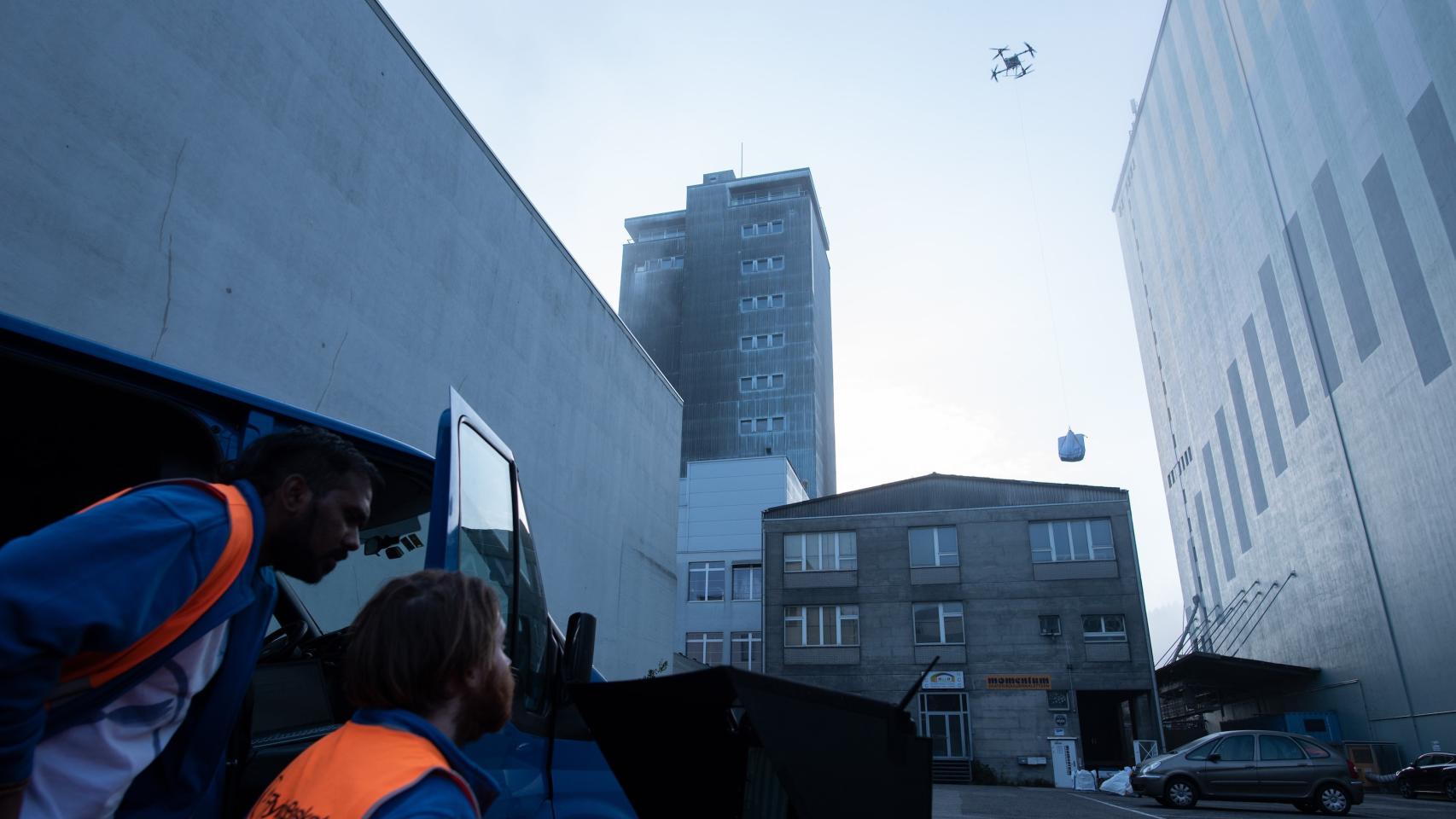 Los drones de Flying Basket son idóneos para levantamientos en vertical: son capaces de levantar 100 kilos de peso, son totalmente eléctricos y suficientemente compactos como para transportarlos en una furgoneta.