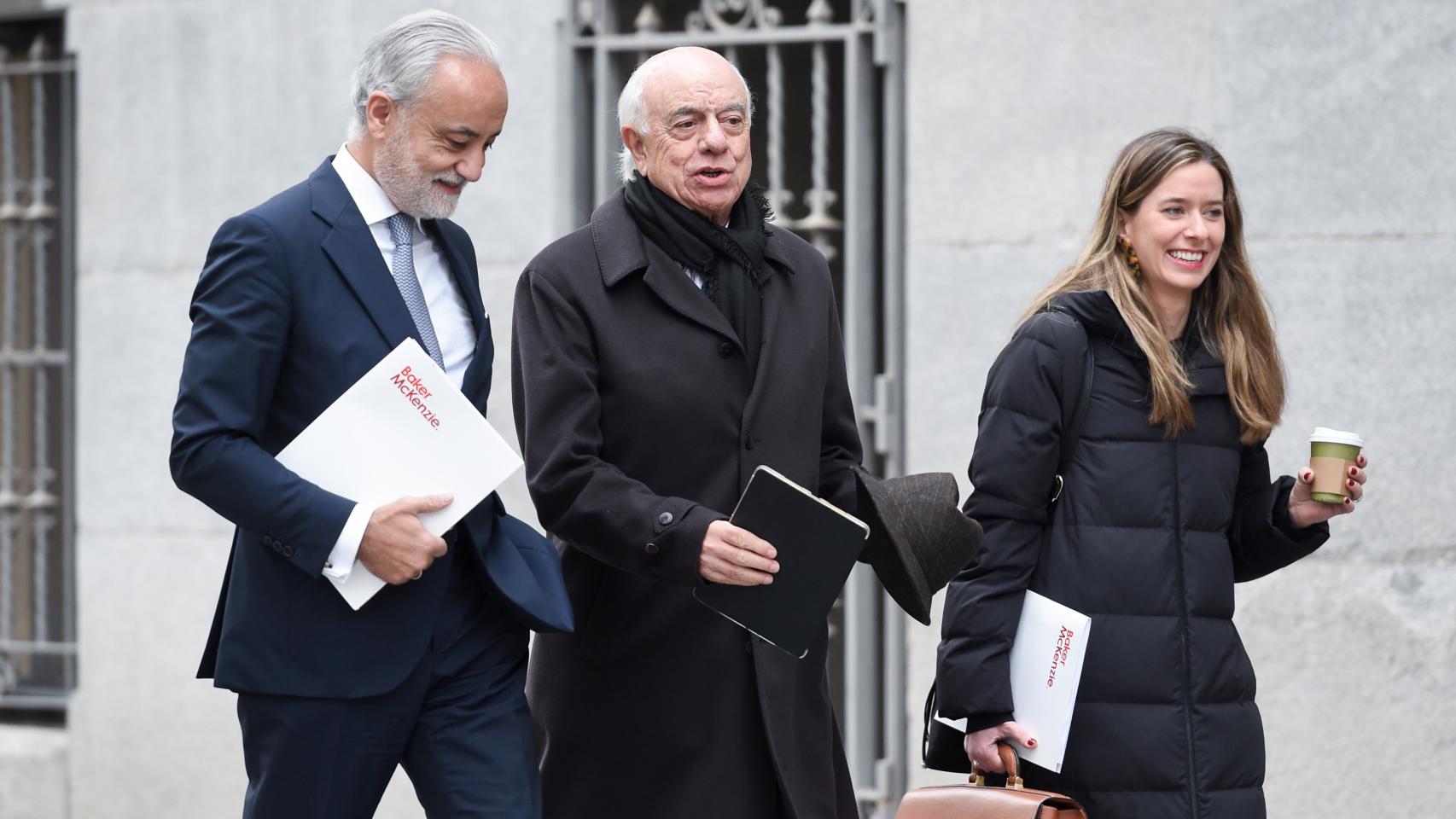 El expresidente del BBVA Francisco González y su abogado, Jesús Santos, llegan a la sede de la Audiencia Nacional este viernes.