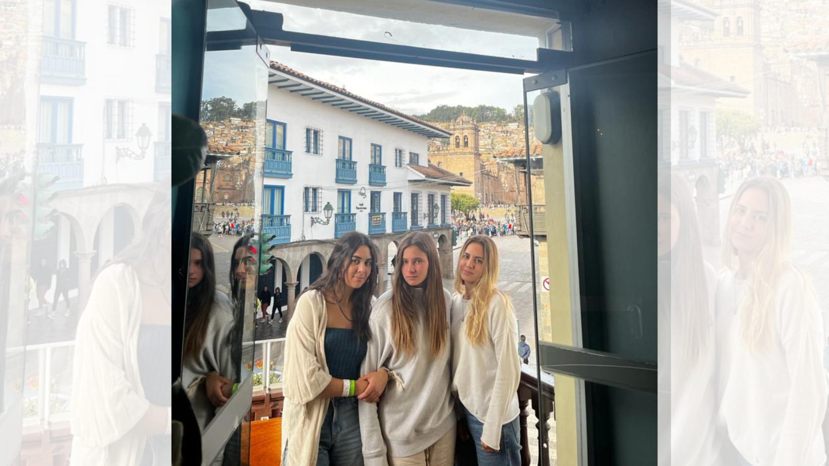 Candela Álvarez (izda.) junto a dos amigas en su hostal en Cuzco.