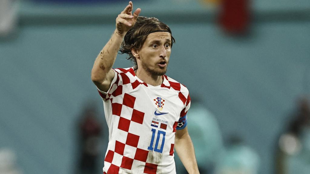 Luka Modric conduce el balón.