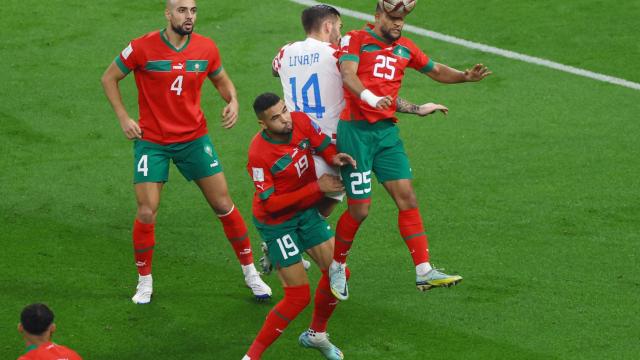 Livaja pelea por un balón aéreo