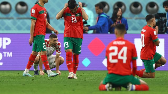 Los jugadores de Marruecos se lamentan de la derrota.