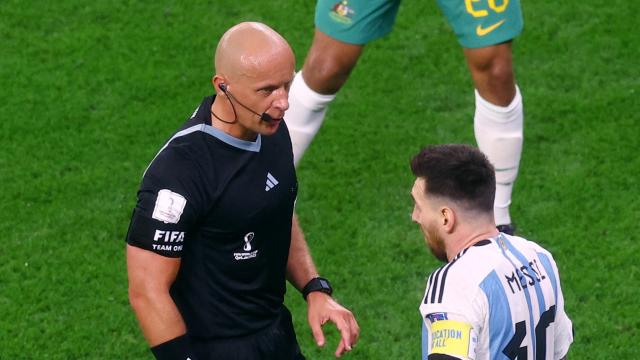 El árbitro polaco Szymon Marciniak, hablando con Leo Messi en el Mundial de Qatar 2022