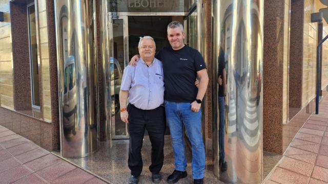 Jesús Montesinos, fundador del Hotel Albohera de Santiago de la Ribera, este sábado, junto a su hijo, Jesús.