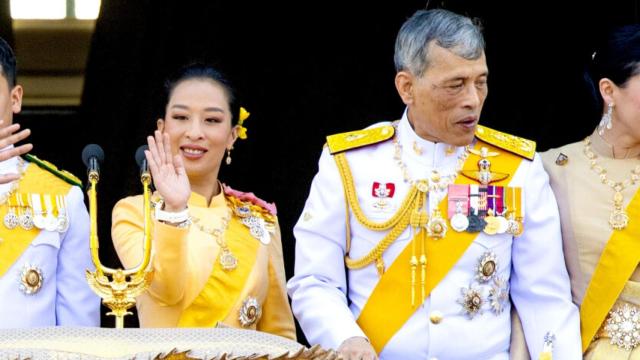 El Rey y la princesa Bajrakitiyabha en un acto en Bangkok en 2019.