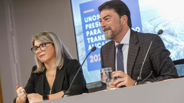 Luis Barcala y Mari Carmen Sánchez, en la presentación del borrador de Presupuestos de 2023.