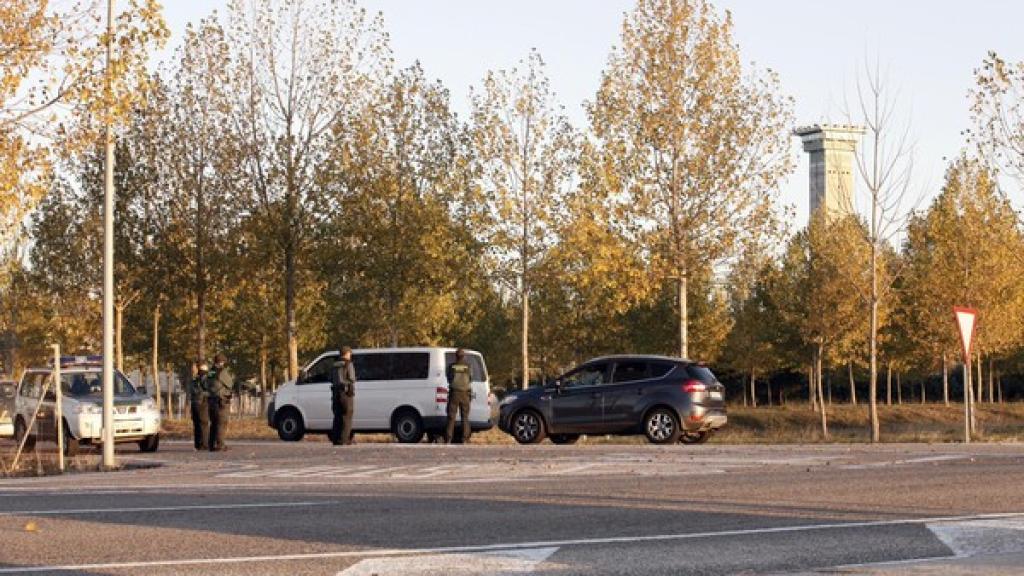Control de la Guardia Civil a la entrada de la cárcel de Topas