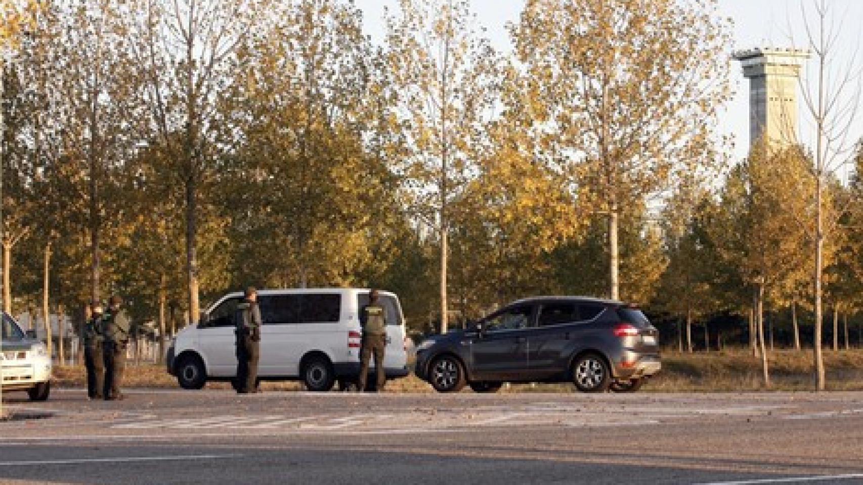 Control de la Guardia Civil a la entrada de la cárcel de Topas