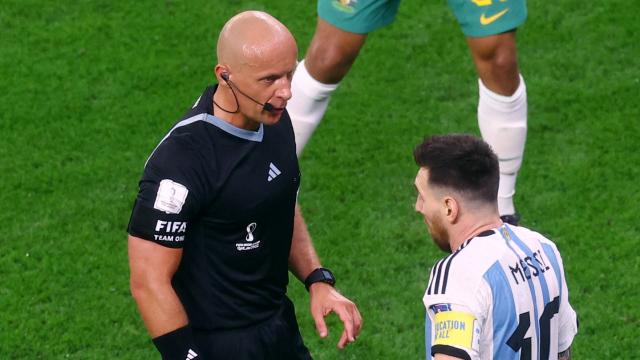 Szymon Marciniak, junto a Leo Messi durante el Mundial de Qatar