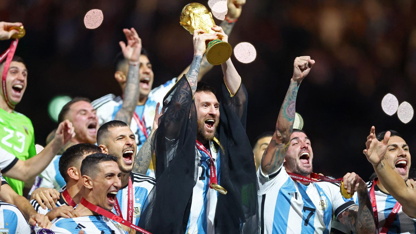 Messi levanta la Copa del Mundo