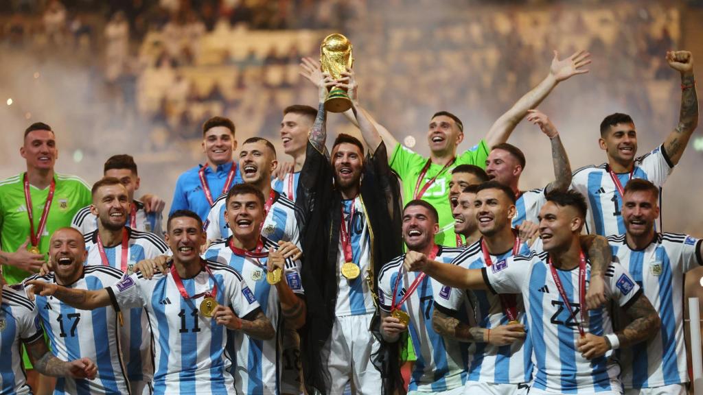 Leo Messi, rodeado de sus compañeros, en plena celebración.