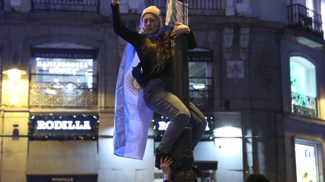 Un seguidor de Argentina celebra la victoria de su selección en el Mundial.