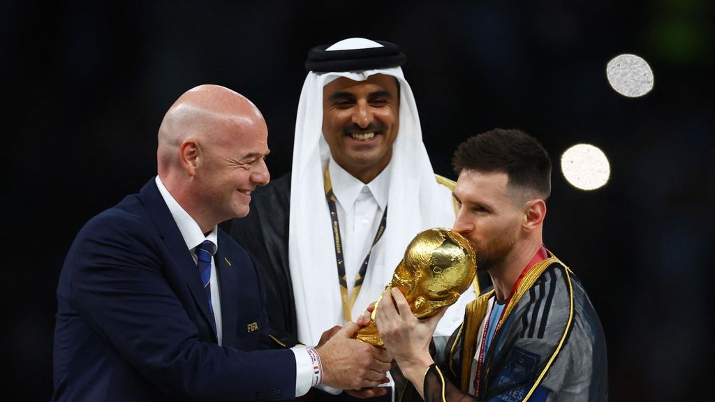 Gianni Infantino, el emir Tamim bin Hamad Al Thani y Leo Messi con la Copa del Mundo