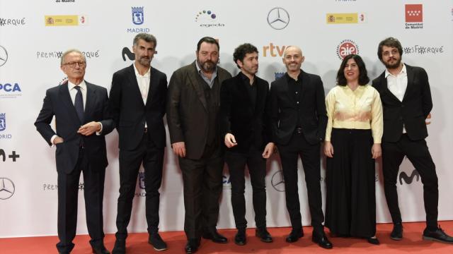 El equipo de 'As bestas' en la alfombra roja de los XXVIII Premios Forqué, con Denis Ménochet (tercero por la izq,) y Rodrigo Sorogoyen (en el centro). Foto: Europa Press