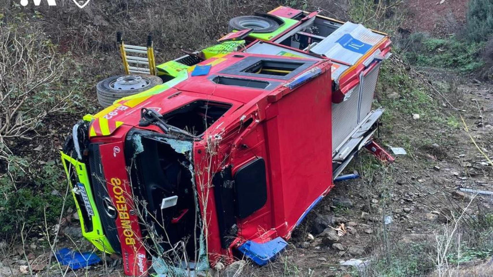 Estado en el que ha quedado el camión de Bomberos accidentado.