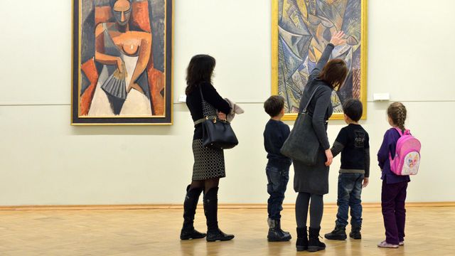 Un grupo de niños visualiza una de las obras de Picasso.