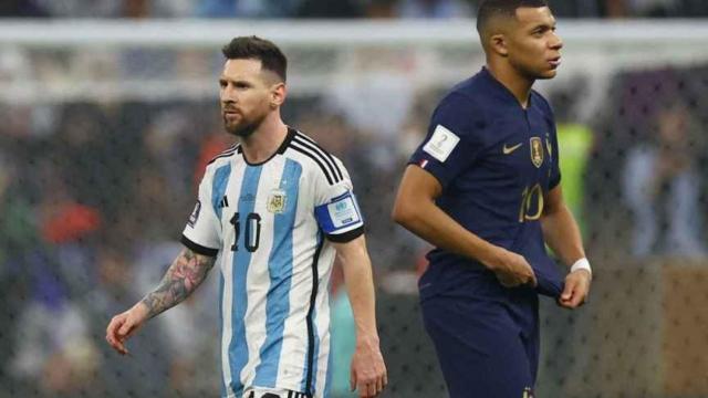Leo Messi y Kylian Mbappé, cerca en el terreno de juego.