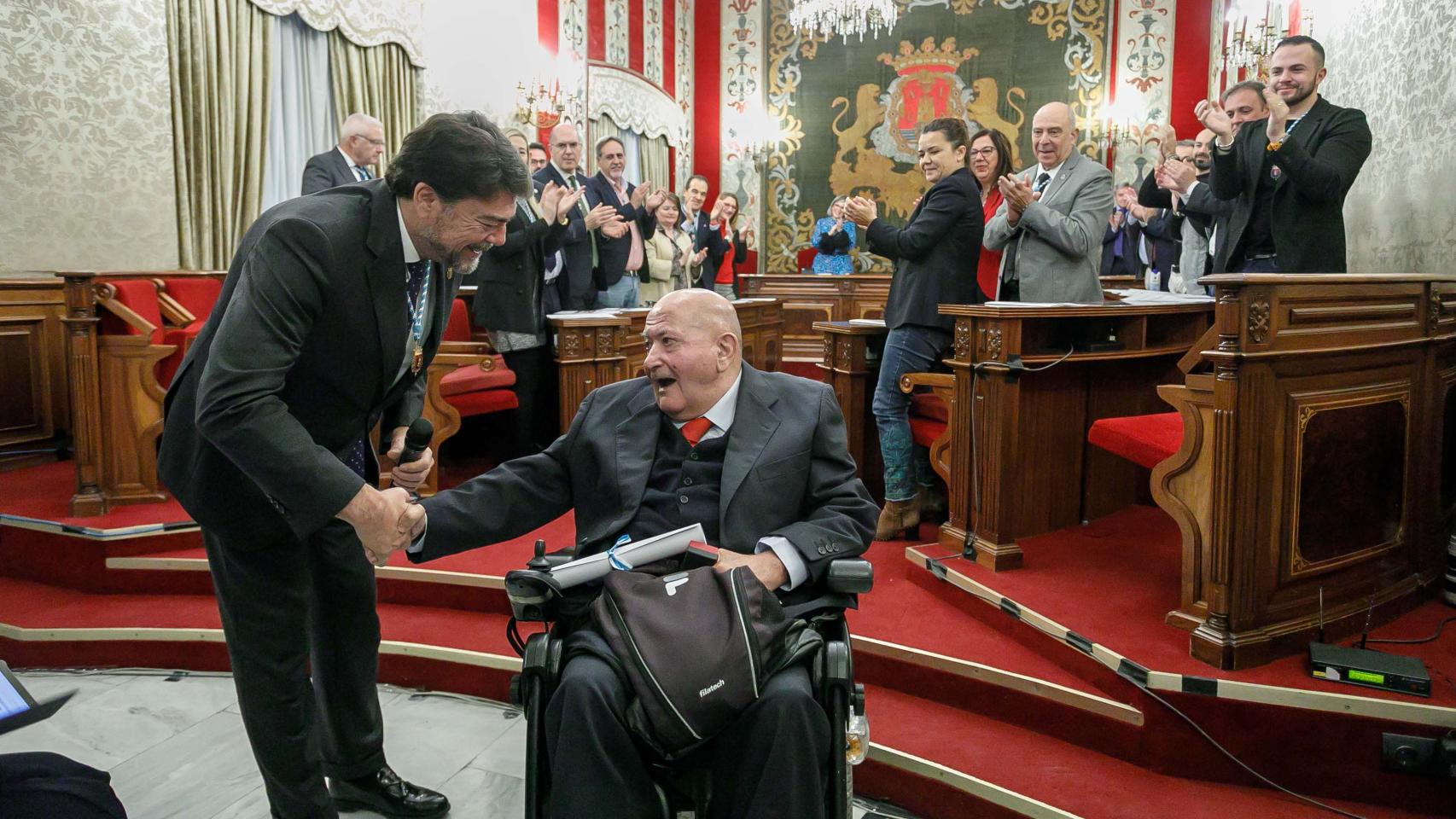 El alcalde con el sindicalista Javier Cabo, este lunes.