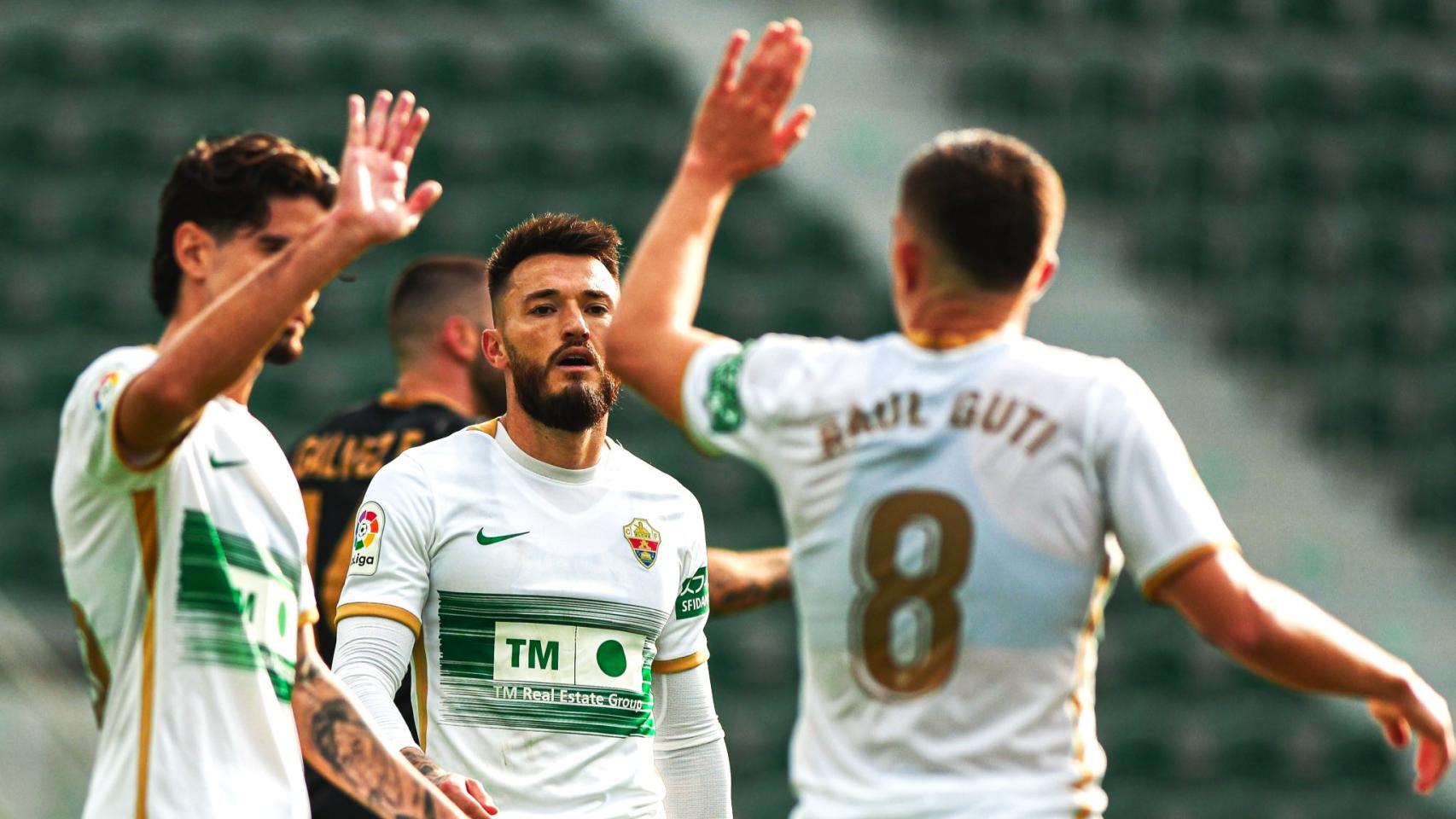 Los jugadores del Elche, este lunes.