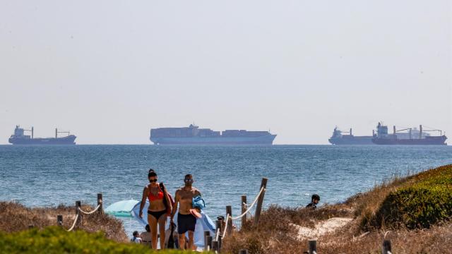 Varias personas salen de una playa valenciana, en imagen de archivo.