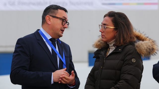 La consejera de Movilidad y Transformación Digital, María González Corral; junto al director de la empresa LM Wind Power Ponferrada, Jorge López, durante su visita a las instalaciones de la factoría