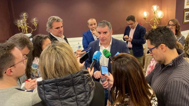 El presidente regional de CSIF, Benjamín Castro, atiende a los medios