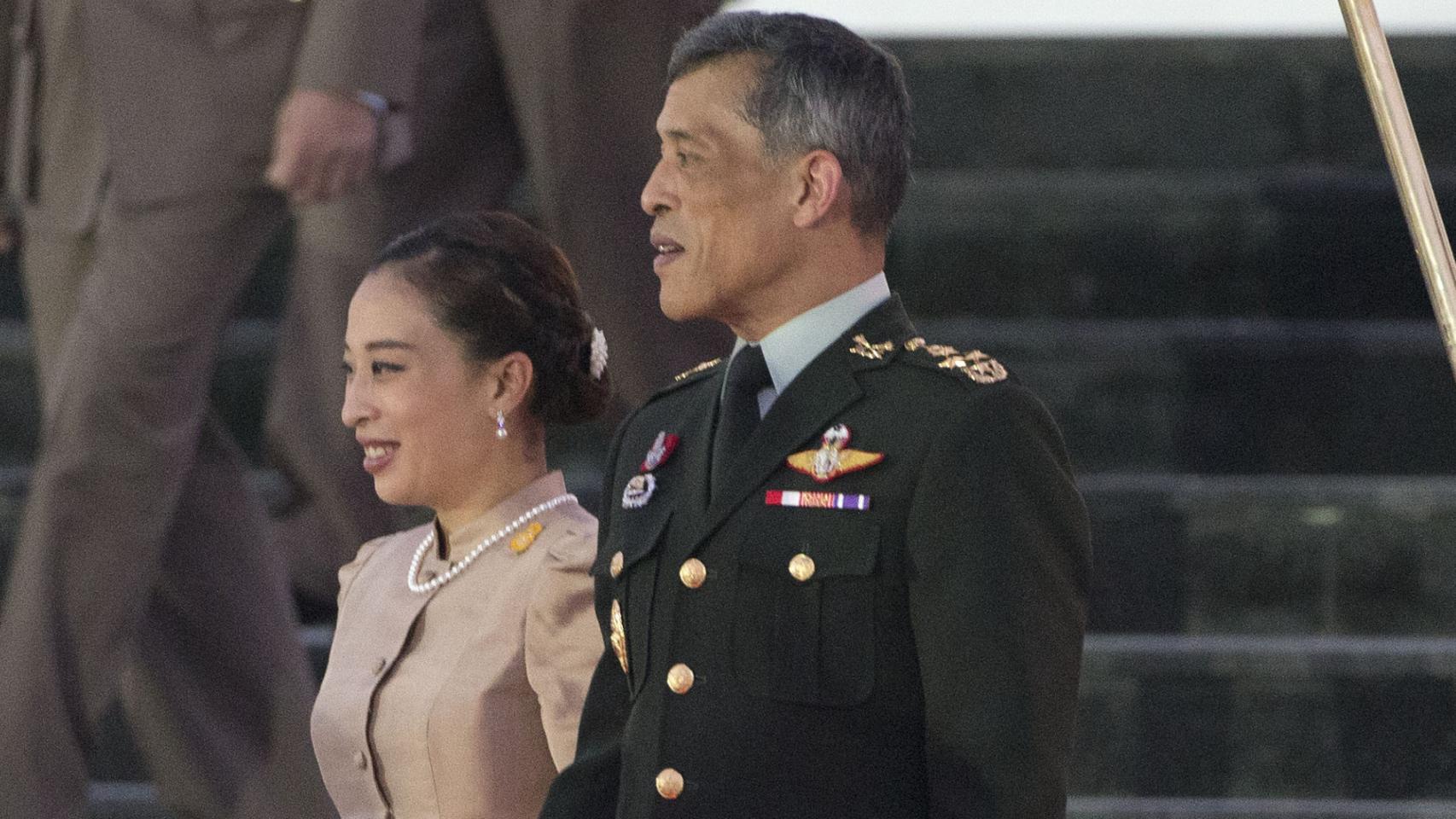 La princesa Bajrakitiyabha junto a su padre, el rey de Tailandia.