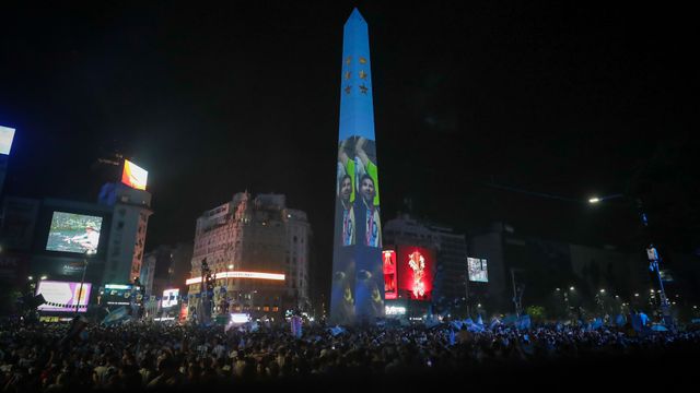 Celebraciones de aficionados argentinos en El Obelisco de Buenos Aires