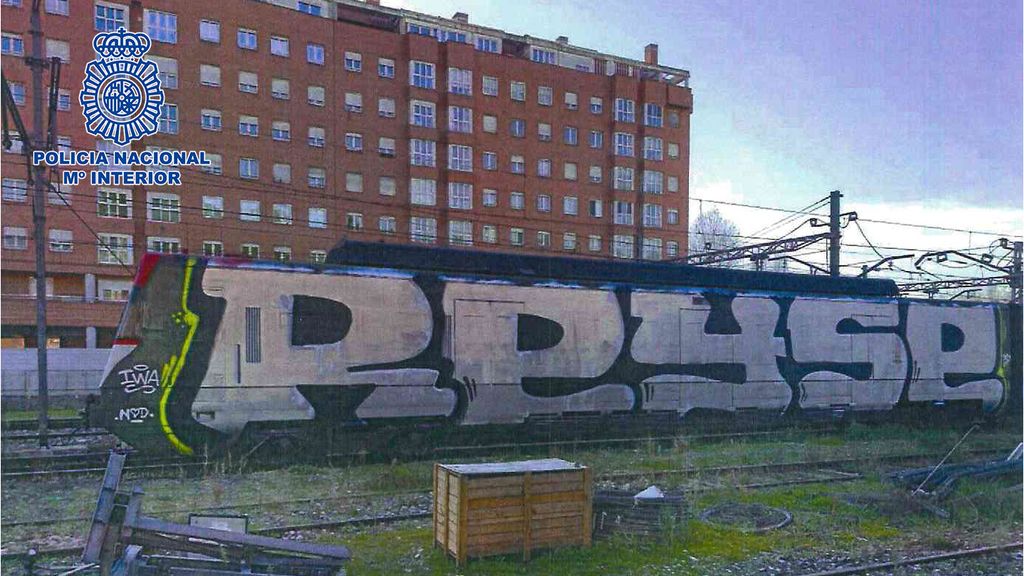 Otro tren de cercanías pintado entero con grafiti en abril.