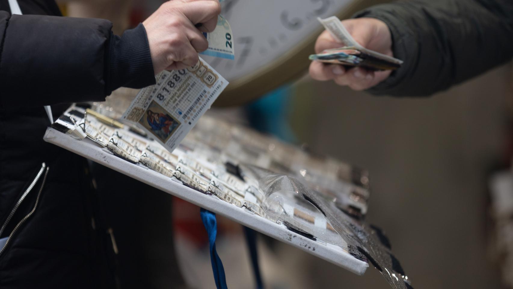 Una persona compra Lotería de Navidad, a 9 de diciembre de 2022, en Madrid (España).