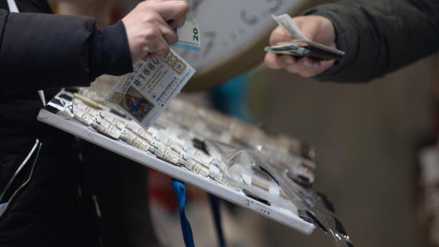Una persona compra Lotería de Navidad, a 9 de diciembre de 2022, en Madrid (España).