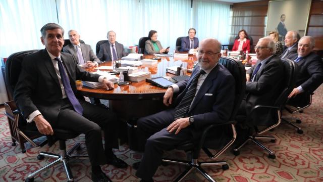 Trevijano con el resto de miembros del Tribunal Constitucional.