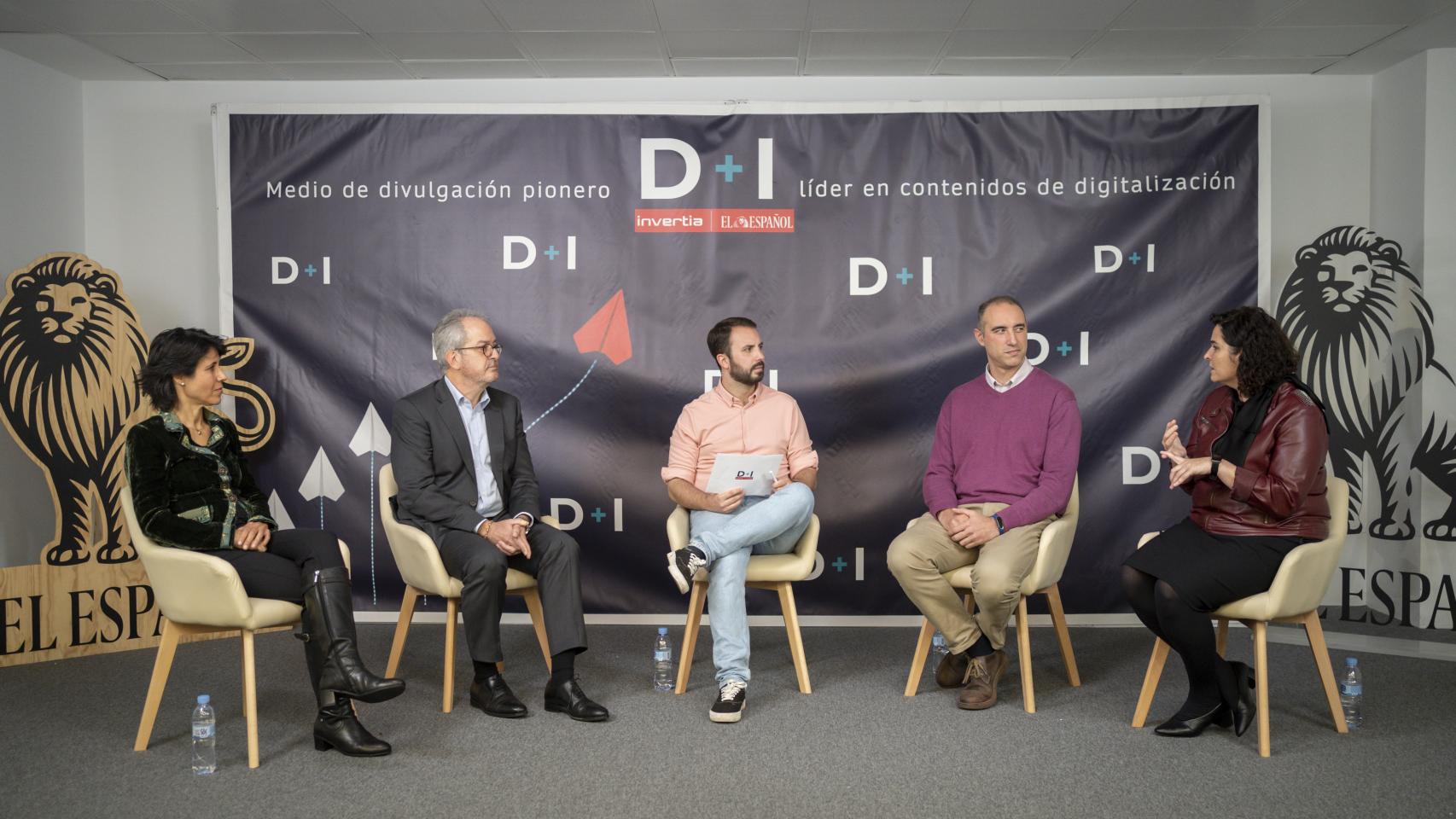 De izquierda a derecha: Rocío Dantart, IoT Regional Sales Leader en Cisco; Eduardo Argüeso, EMEA Telco & Media Industry Leader en IBM;  Alberto Iglesias, subdirector de D+I; Ramón Rodríguez, Data Center Solution Architect en Schneider y Cristina Izquierdo, Manager IoT Sales en Vodafone.