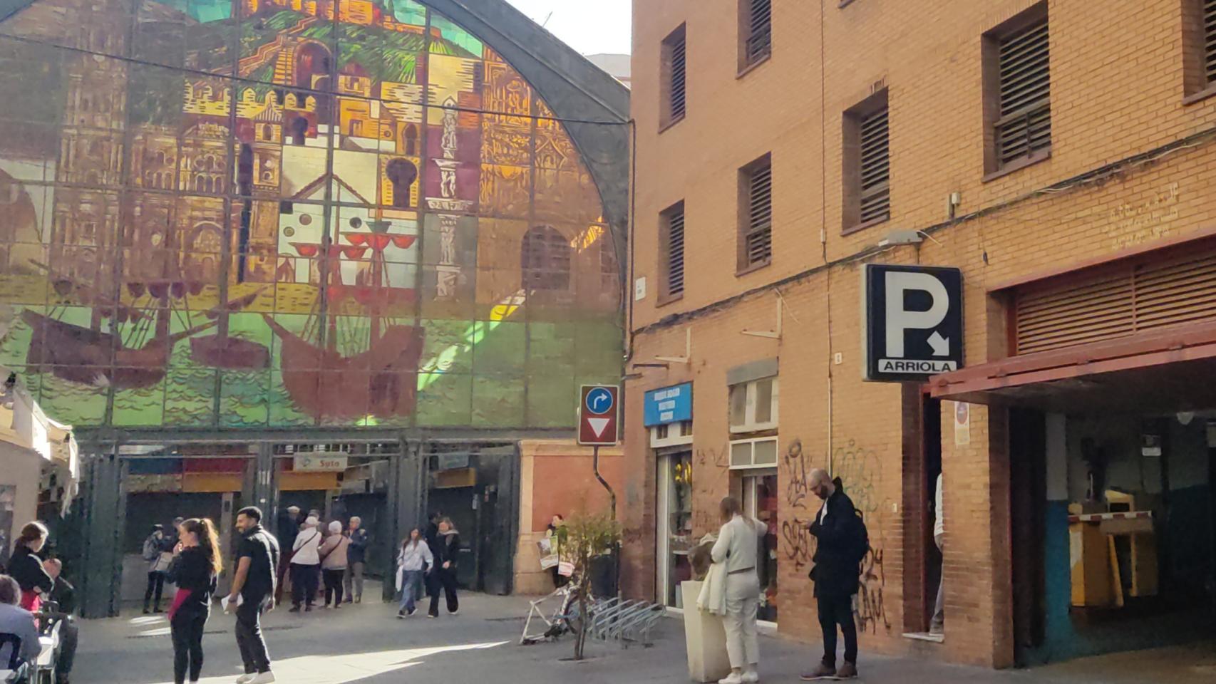 Imagen de la entrada del aparcamiento subastado por el Gobierno central y, al lado, el Mercado de Atarazanas de Málaga.