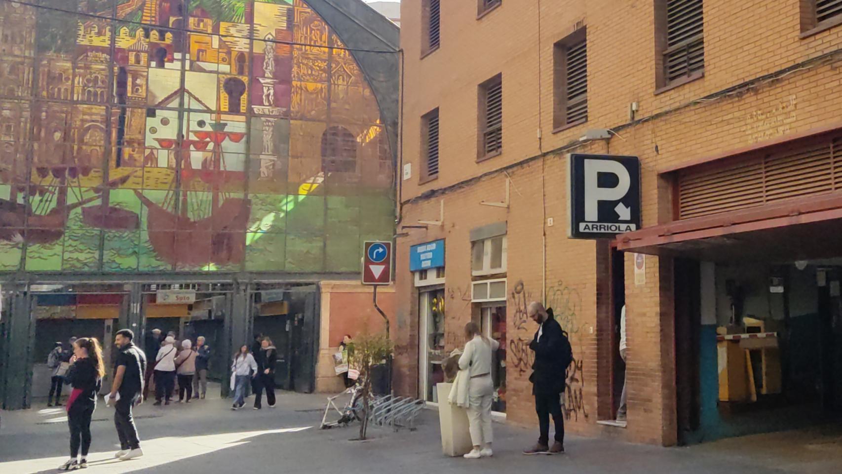 Imagen de la entrada del aparcamiento subastado por el Gobierno central y, al lado, el Mercado de Atarazanas de Málaga.