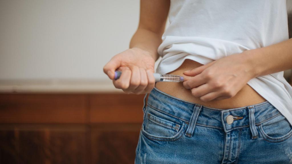 Una mujer se aplica una inyección de insulina.