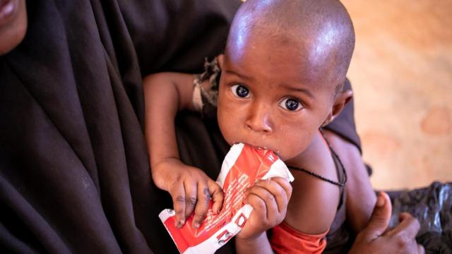 Una mujer y su hijo esperan para recibir asistencia en Somalia.