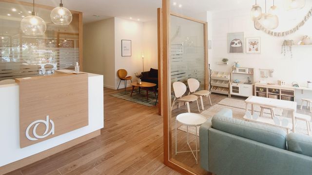 Recepción y salas de espera clínica dental Demendizabal&Aller