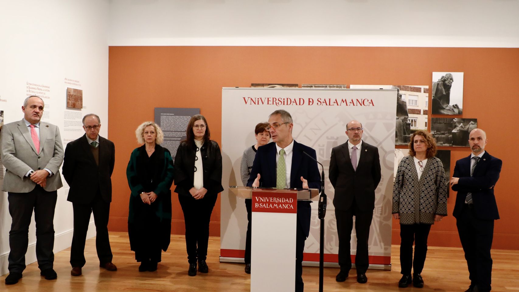 El rector de la USAL, Ricardo Rivero, junto al resto del equipo de Gobierno, hace balance de año universitario