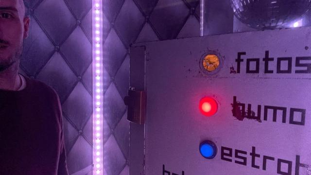Una imagen de la discoteca más pequeña del mundo.