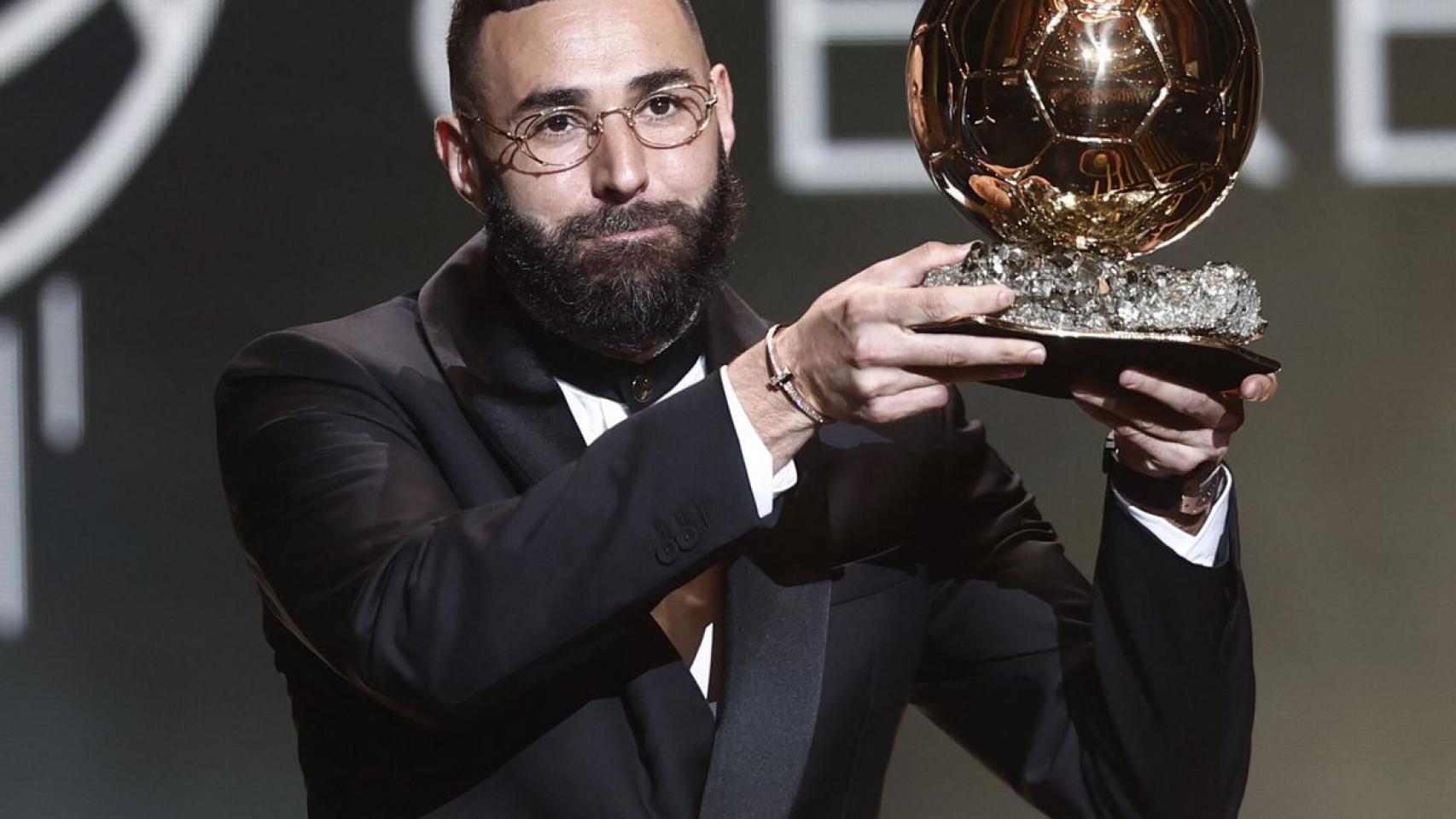 Karim Benzema, con el Balón de Oro.