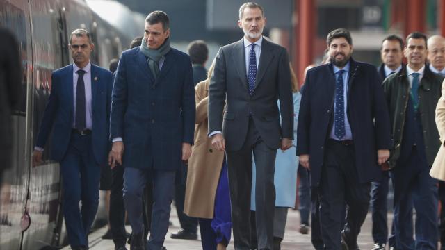 Pedro Sánchez y el Rey, este lunes en la inauguración de la línea del AVE con Murcia.