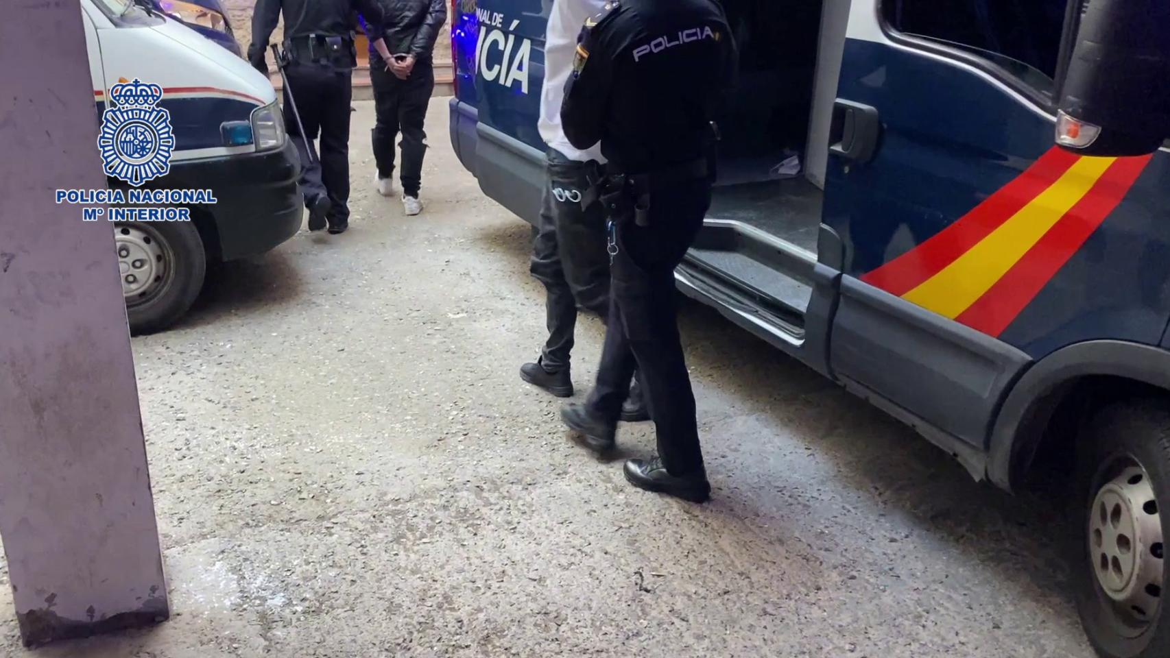 Momento de la detención de uno de los supuestos implicados.